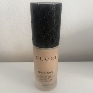 Gucci Lustrous Glow Foundation SPF 25 020